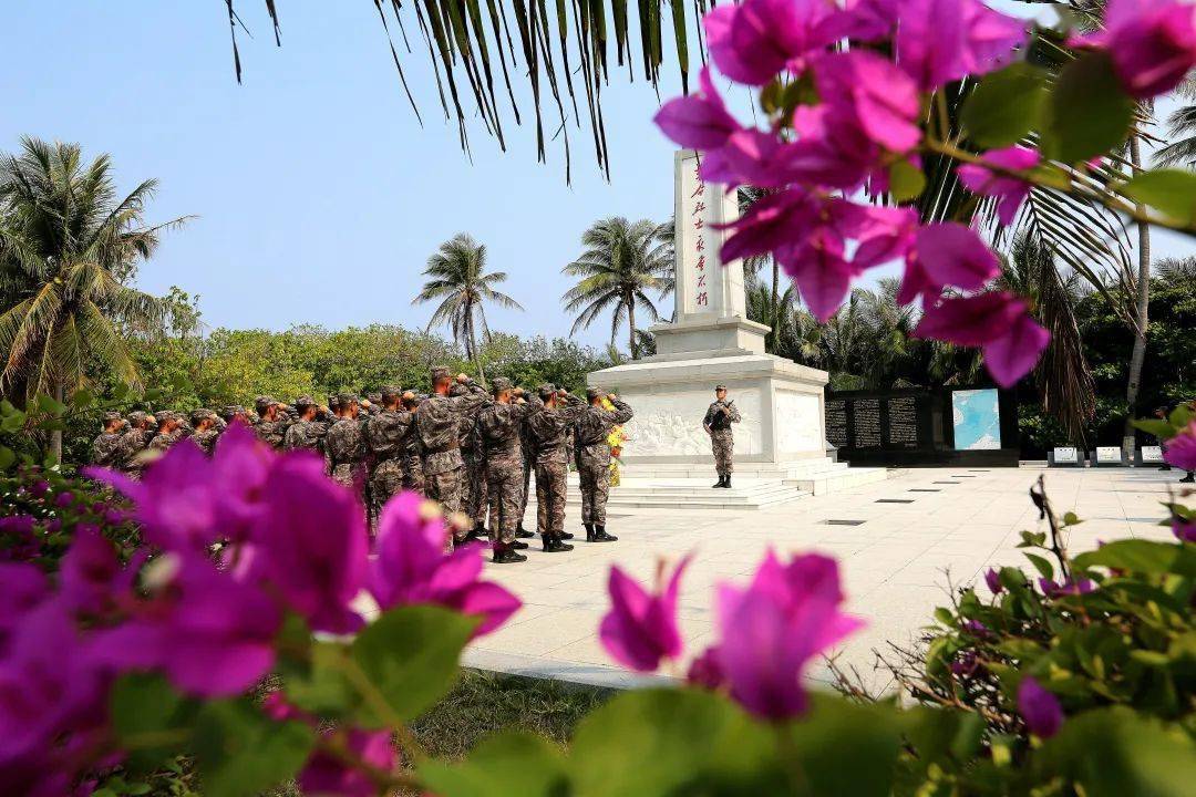 隨後,在高大的紀念碑前官兵們對著黨旗莊嚴地舉起右拳用一句句錚錚