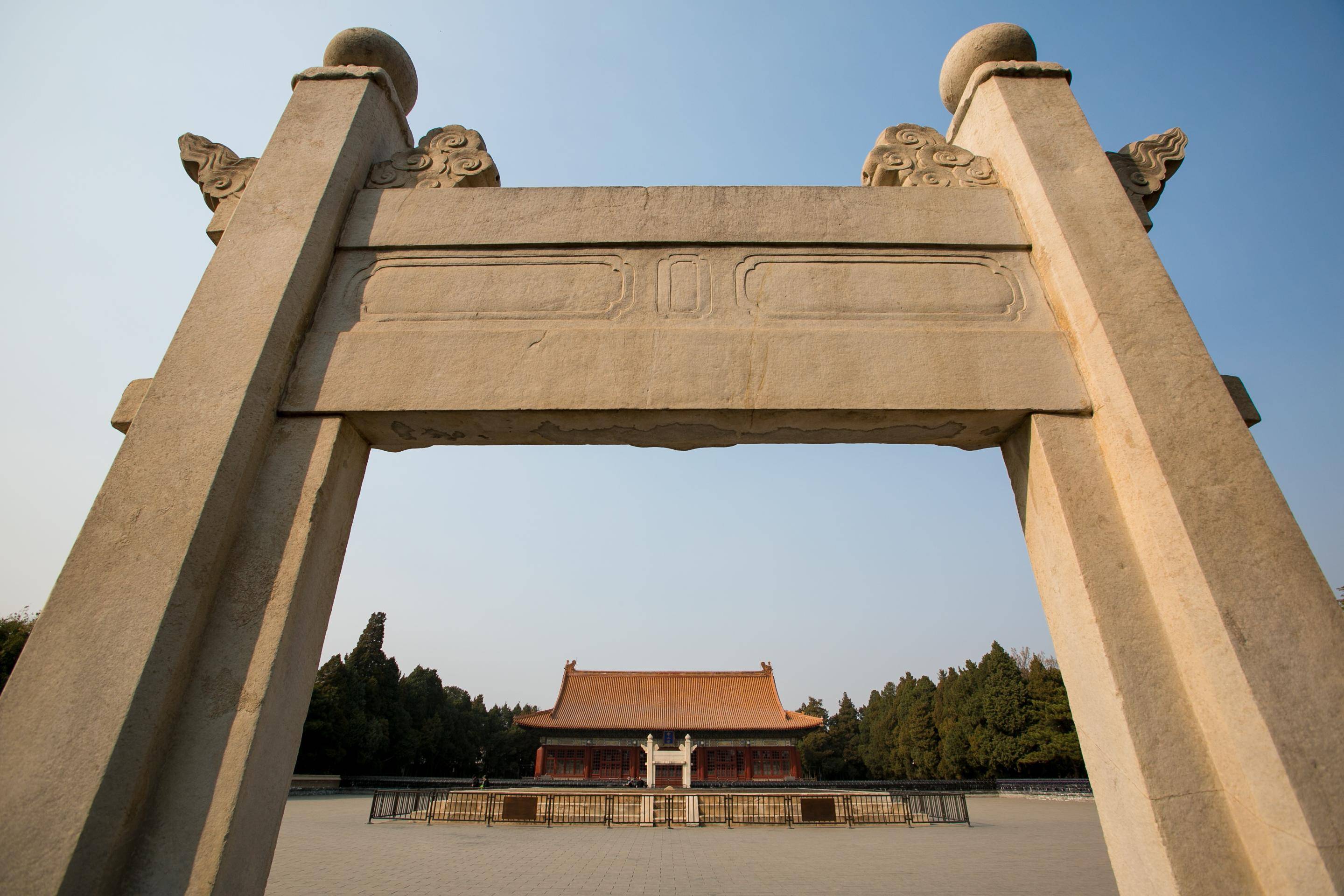 也是皇权王土和国家收成的象征,1928年改名为中山公园