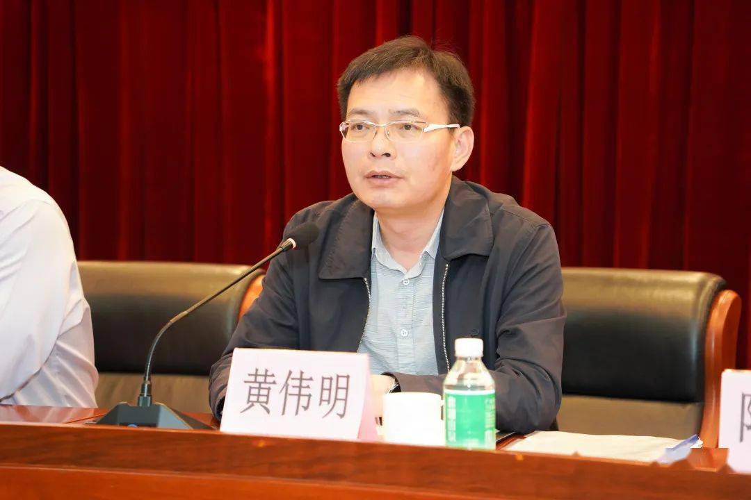 里水镇党委书记黄伟明出席会议并发言.