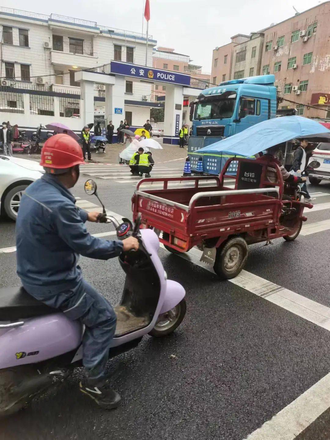 一個女的,頭都壓沒了,過馬路的的時候,騎電動車太快了,被拖頭車前輪把