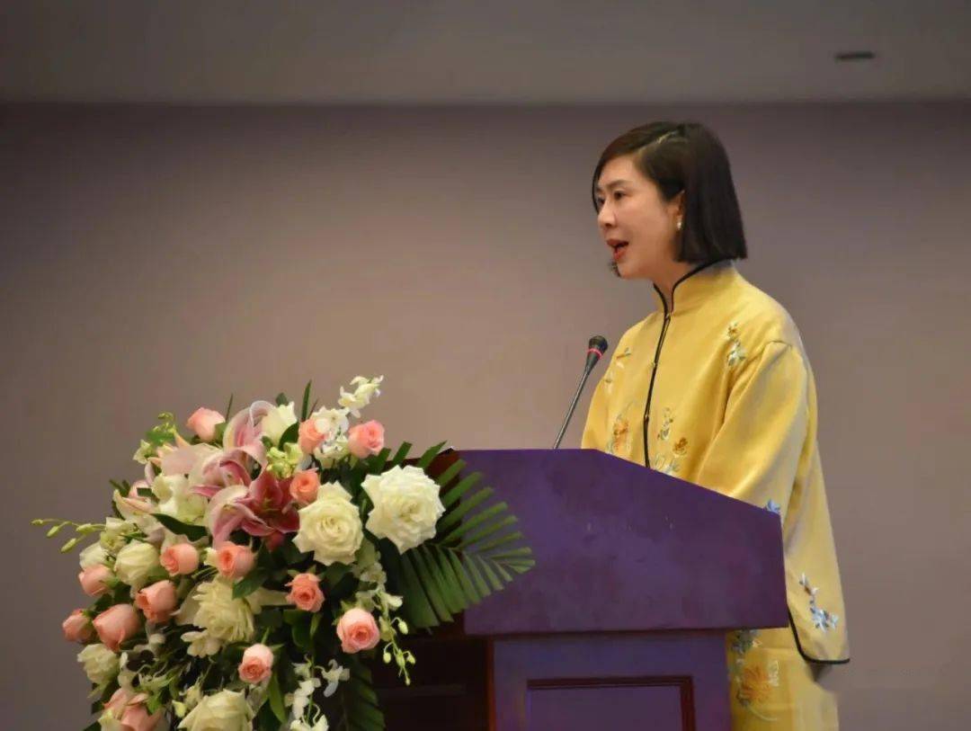 借此机会,利川市人民政府副市长周爱华隔空特邀黄大妈,"您可以用五彩