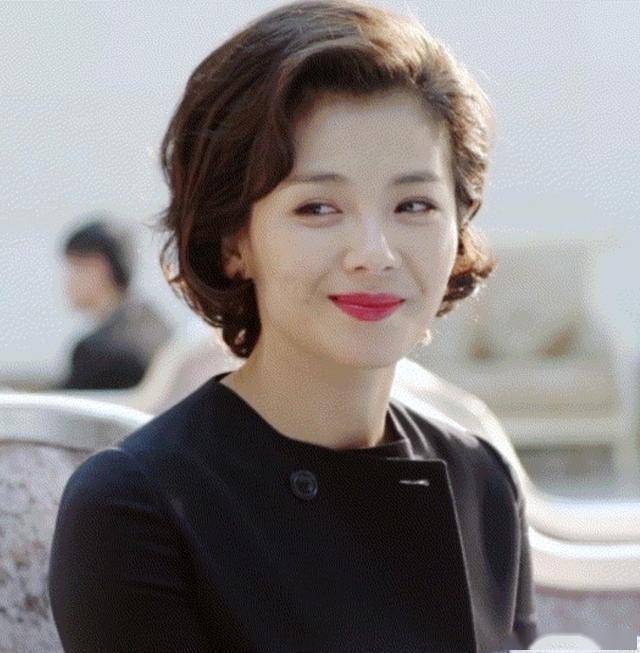 三四十岁以后女人,头发稀疏,建议烫这3种短发发型,洋气显发量_气质_配