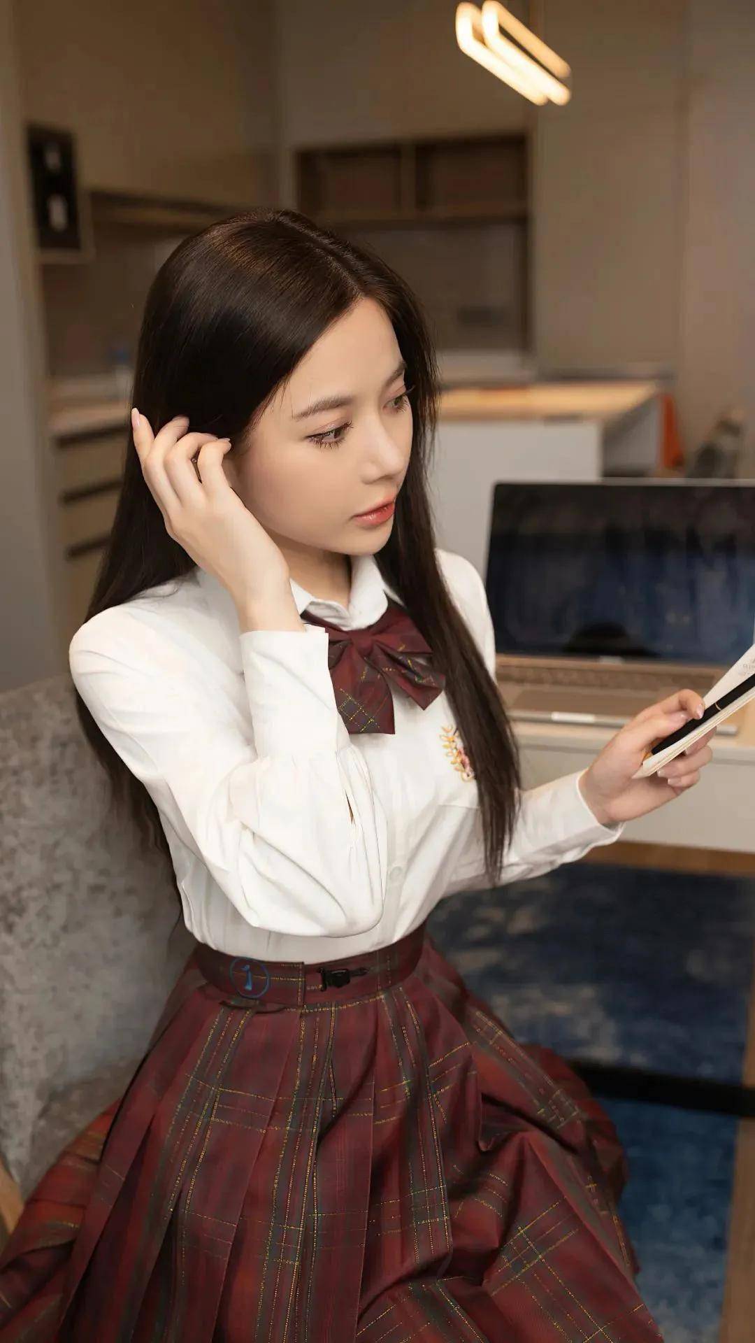 街拍紧身裤超清好图,紧身包臀裙街拍真敢穿大户型肥美