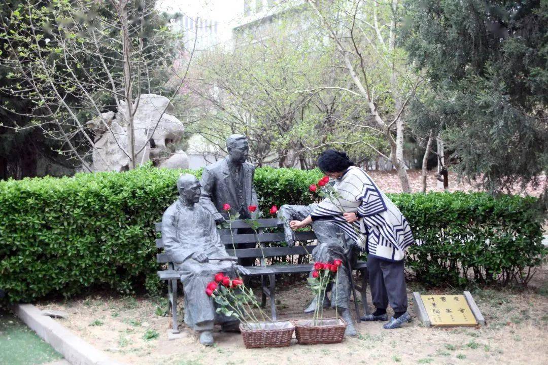 中國現代文學館常務副館長王軍,副館長計蕾,張明遠,李宏偉帶領全體