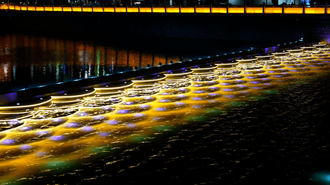 时而旋转,时而交叠,千姿百态,声,光,水,色融为一体,为广大市民献上