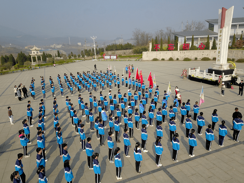 【红色耀三晋 青年永传承】平定二中开展祭奠先烈主题团日活动_烈士