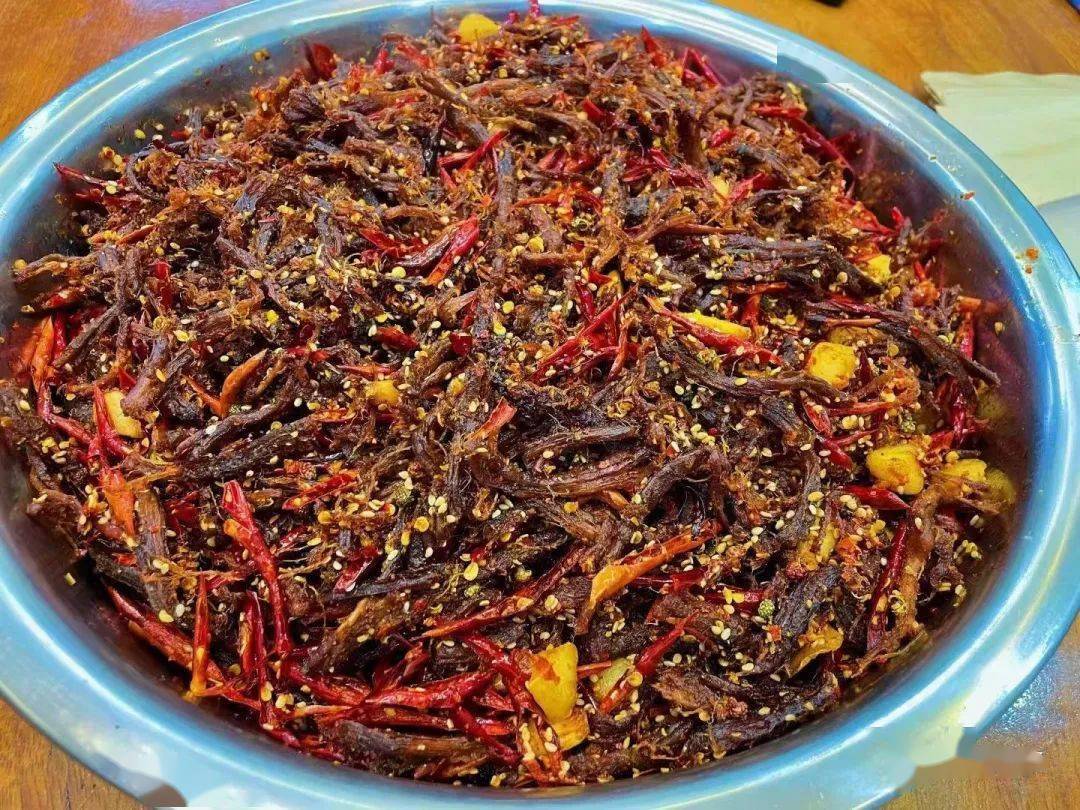 花椒,香料和盐来腌制半小时左右,然后把黄牛肉连同香料一起放到灶上烤