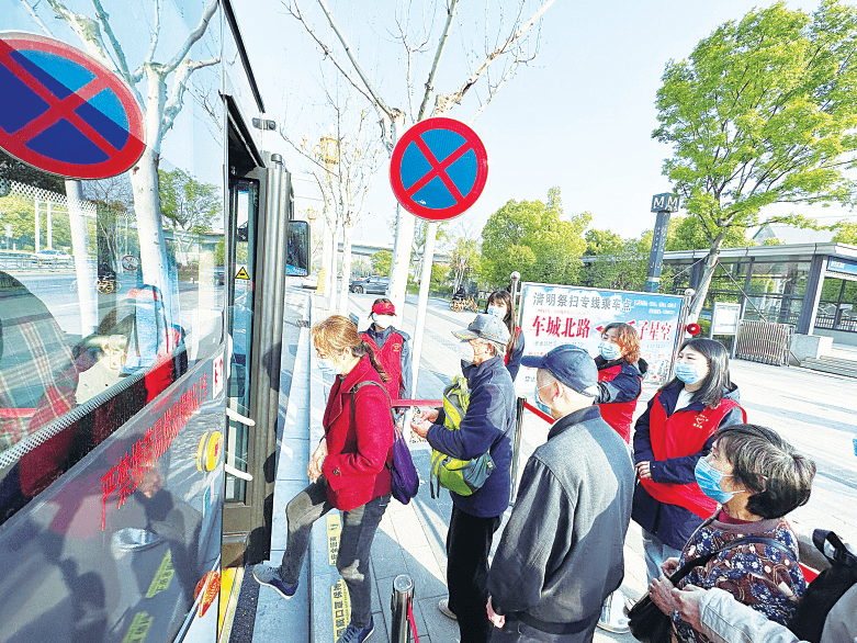 途经石门峰,回民公墓,孝恩园墓区的多条公交在客流高峰时段确保运力