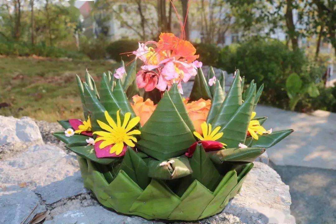 5号作品这个作品的水灯是由芭蕉花叶子及栀子花小雏菊制作,水灯节,是