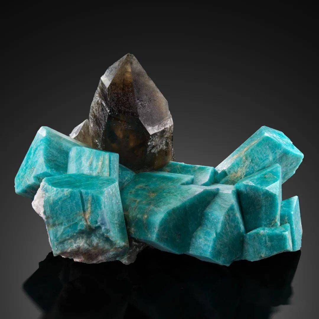 天河石amazonite天河石又称"亚马逊石",是微斜长石的