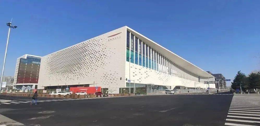 logo整体,由一个细长的红色"一"字造型,搭配下方的"国家会议中心"中英