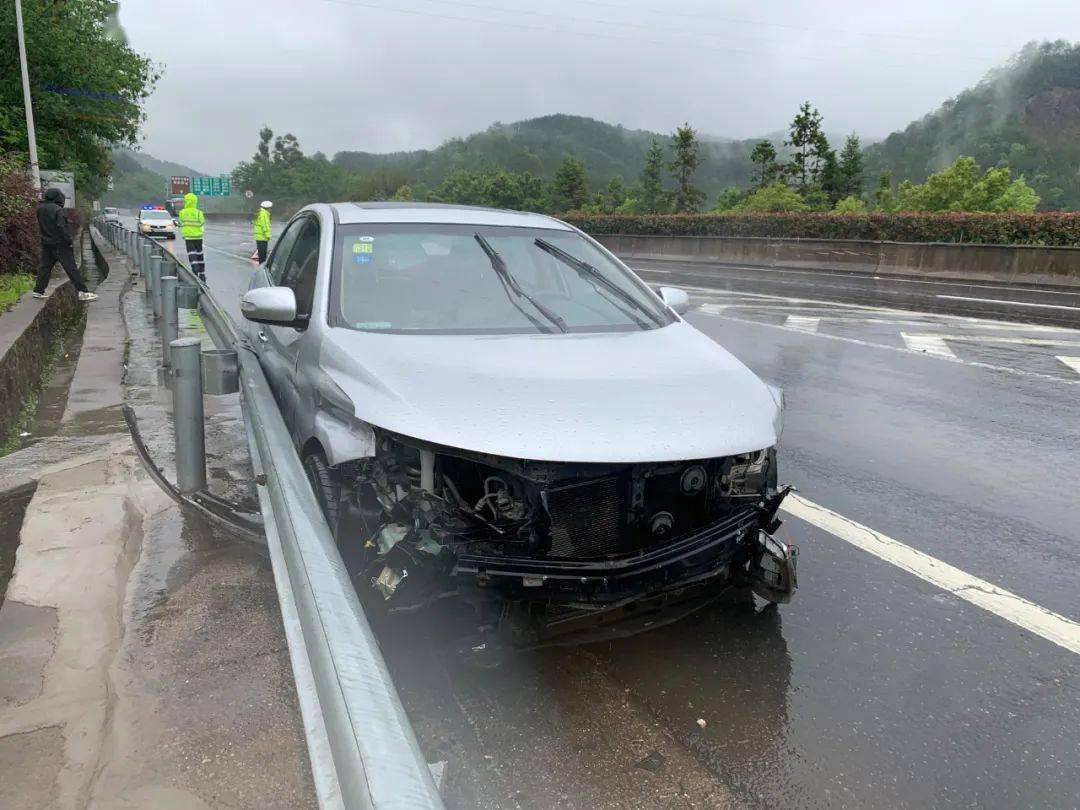 八大注意事项远离雨天高速"碰碰车"_行车_车辆_积水