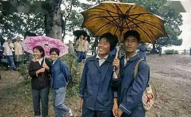 1971年的杭州城郊,两个拉着板车的人停在路中间休息,车上装满石块