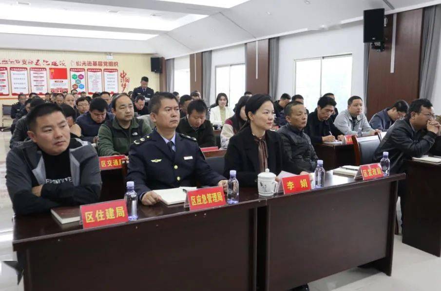 鼎城区委常委,区人民政府副区长李娟主持会议