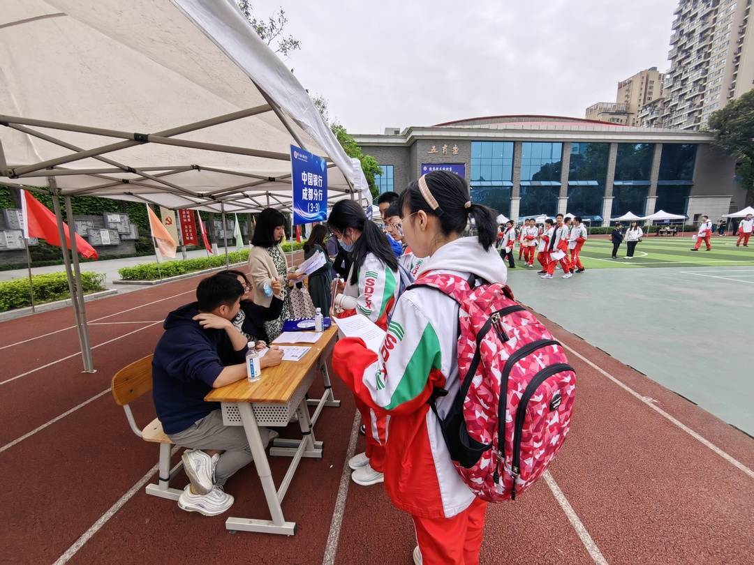 57家名企组团进中学“雇用” 医疗岗位受学生逃捧