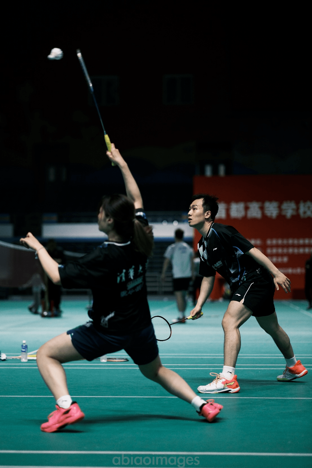 在比赛中另一边,女单队员廖艺臻一路高歌猛进,配合姜来老师的指点分析