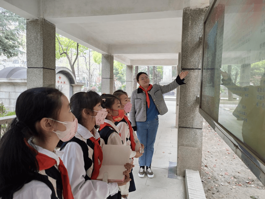 西马路小学党,团员教师代表,少先队辅导员及少先队员代表在辛亥首义