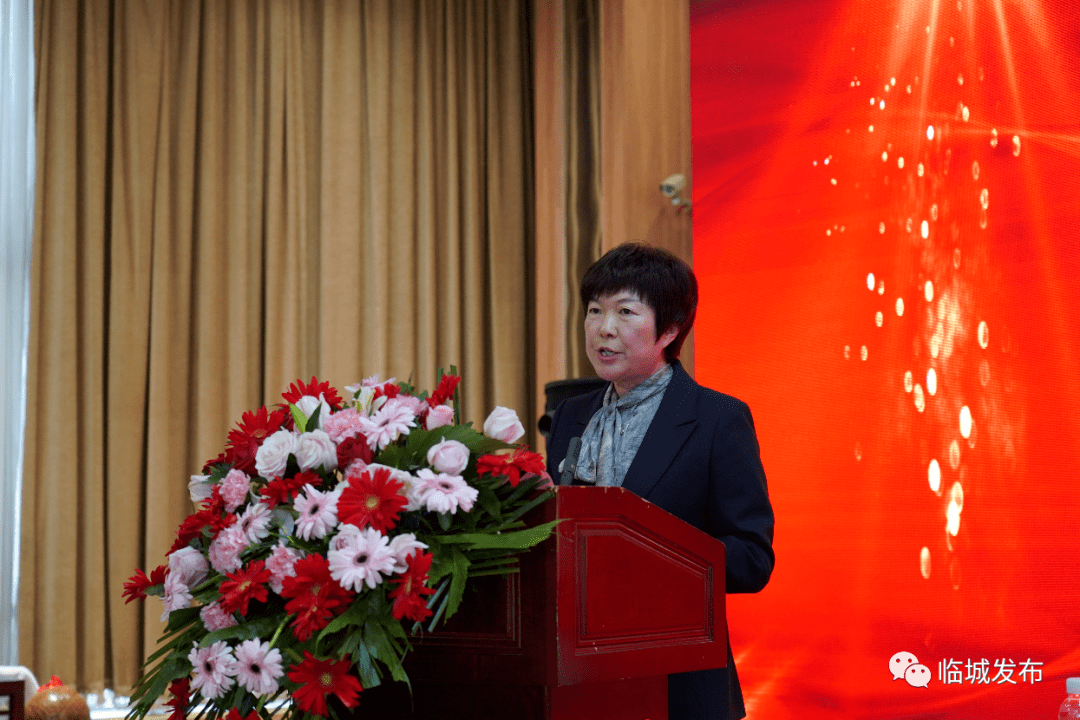 王临红代表临城县委,县政府,向当选的新一届会长,副会长,各位理事们