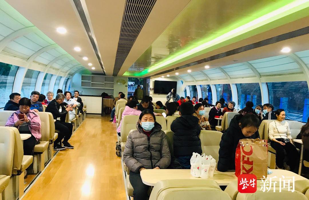 每晚在东关古渡码头至南门遗址往返的游船上进行展演