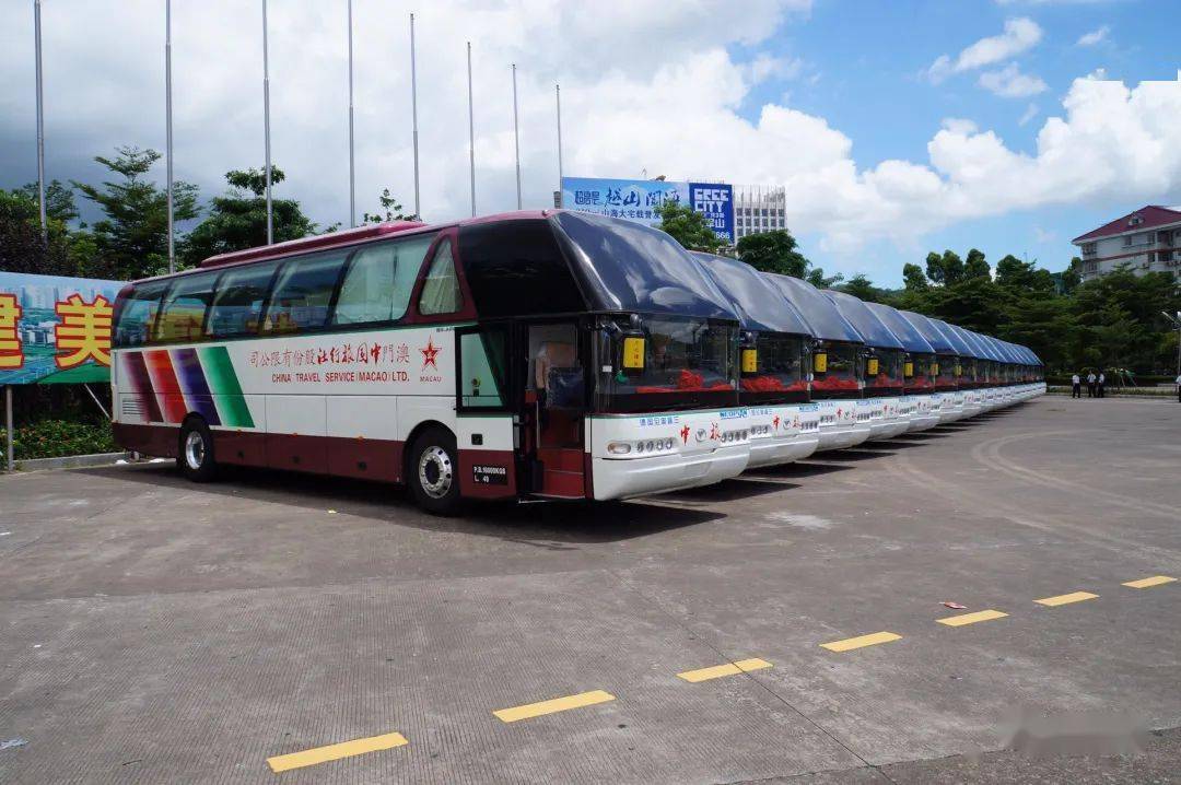 跨境豪华大巴45座/ 47座/49座采用欧洲进口45/47/49座豪华大巴,主打