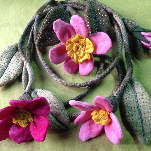 多瓣小花的教程看完心动了吗?准备几块多彩的小碎布试试吧!