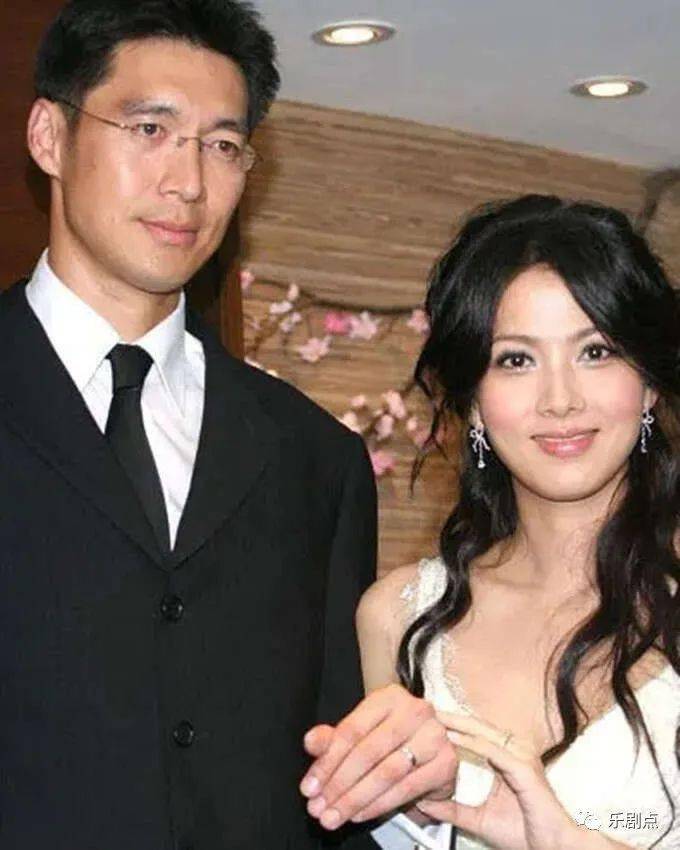 钱韦杉移居美国罕晒全家福,49岁美貌依旧,俩儿子身材高大像爸