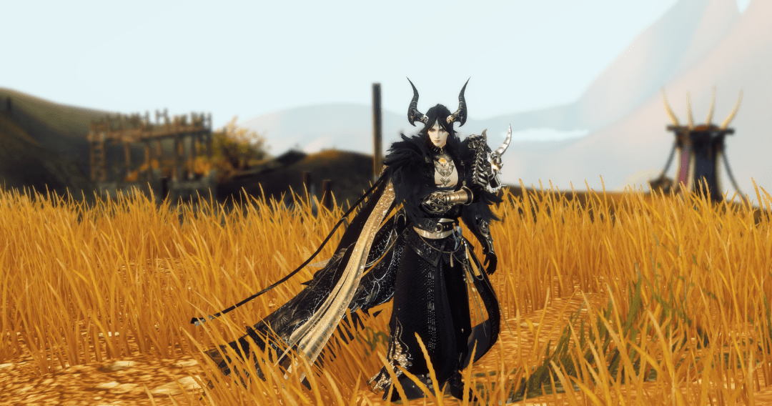 乌金披风与肩膀的衔接处层层黑羽重叠环绕一枚巨大兽颅居于肩侧怒目