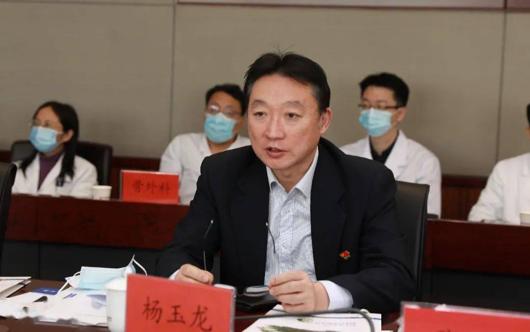 总医院副院长王增光主持会议▲额尔古纳市副市长李建兰介绍额尔古纳