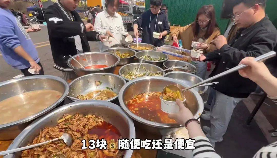 比来爆火的“猪食博主”，年轻人曲流口水