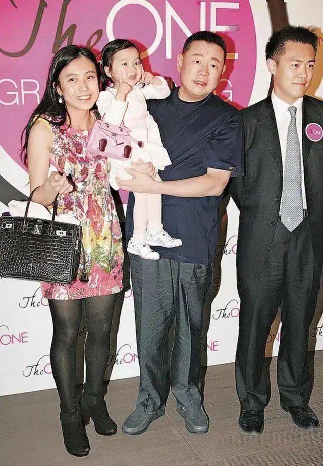 7岁有上亿豪宅,10岁创业,刘銮雄的女儿刘秀桦比刘秀盈幸福太多_甘比