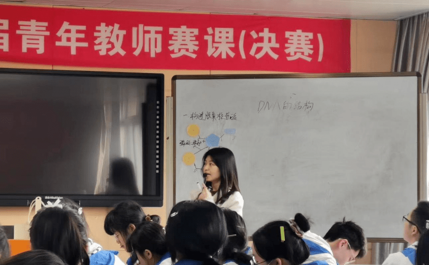 彭鑫碧老师一堂《dna的结构》以世界十大绝美建筑之一的丽泽soho引入
