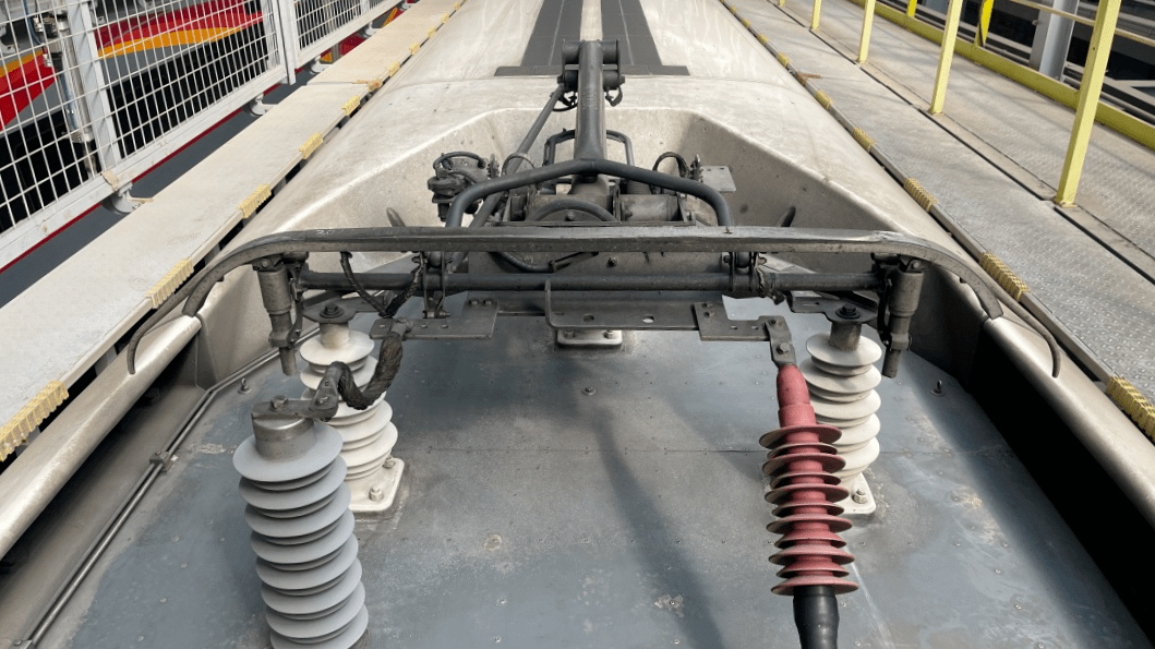 一块碳滑板是受电弓与接触网保持直接接触的脆弱器件动车组高速行驶时