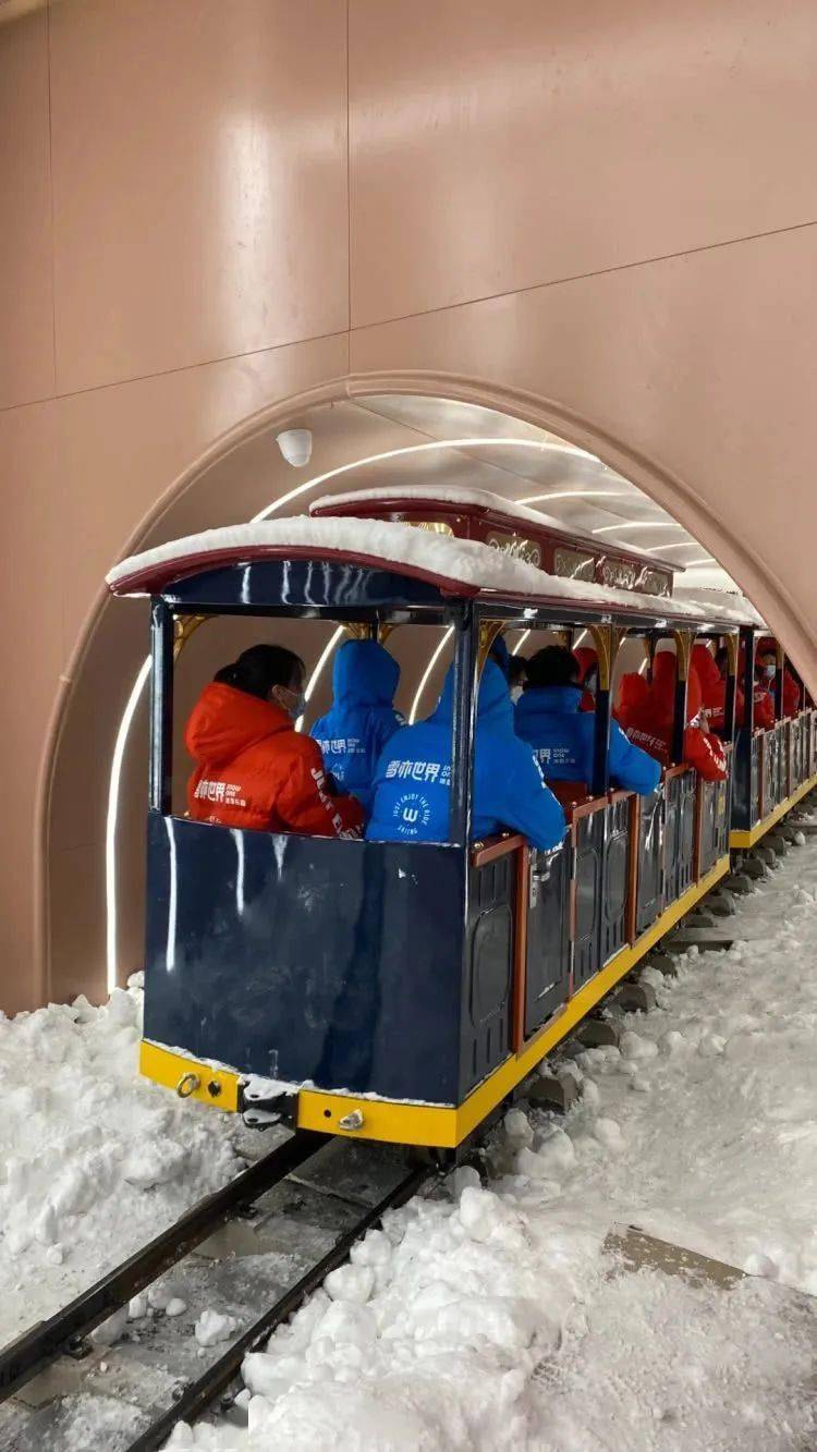 进入"厦门12580惠生活",发送关键词"cba"即可参与抽取cba球星签名篮球