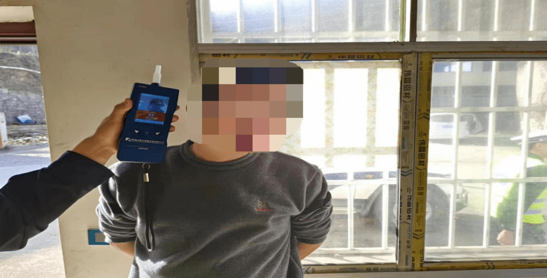 镇雄县公安局交通警察大队以勒中队在镇雄县以勒镇葡泉大街路段开展