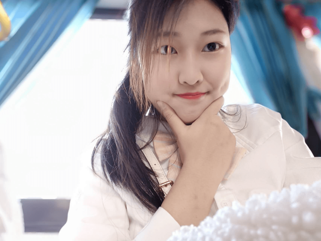 4大家好,我是农学22-3班的杜雨琪,非常荣幸能够主持本次"传统节日载