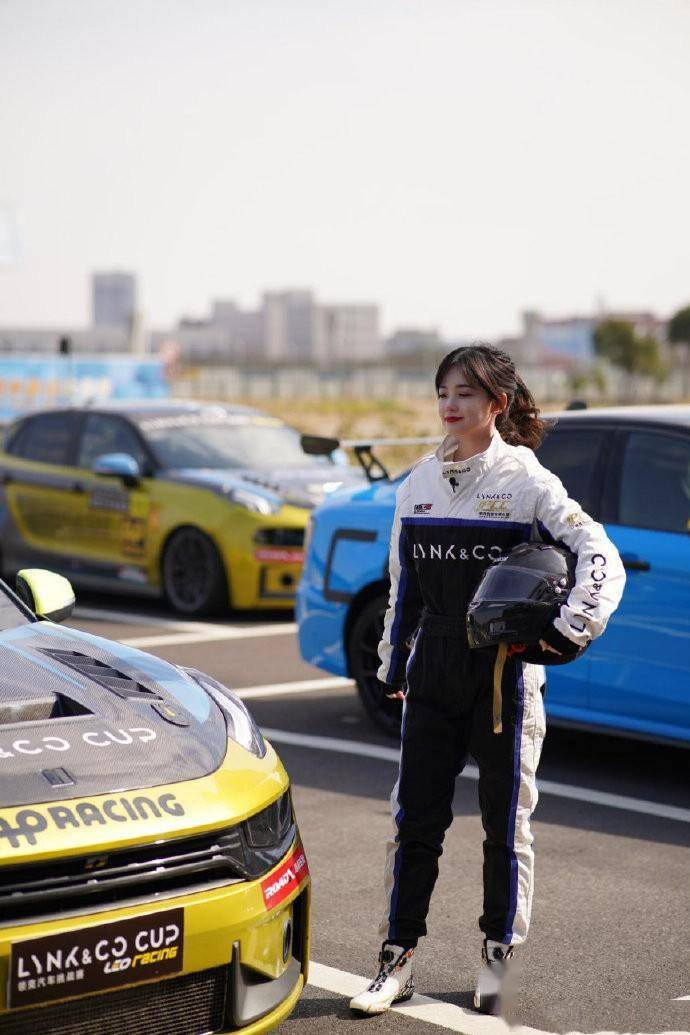 穿赛车服抱头盔,网友:"甜酷风"天花板_风格_服饰_帅酷风