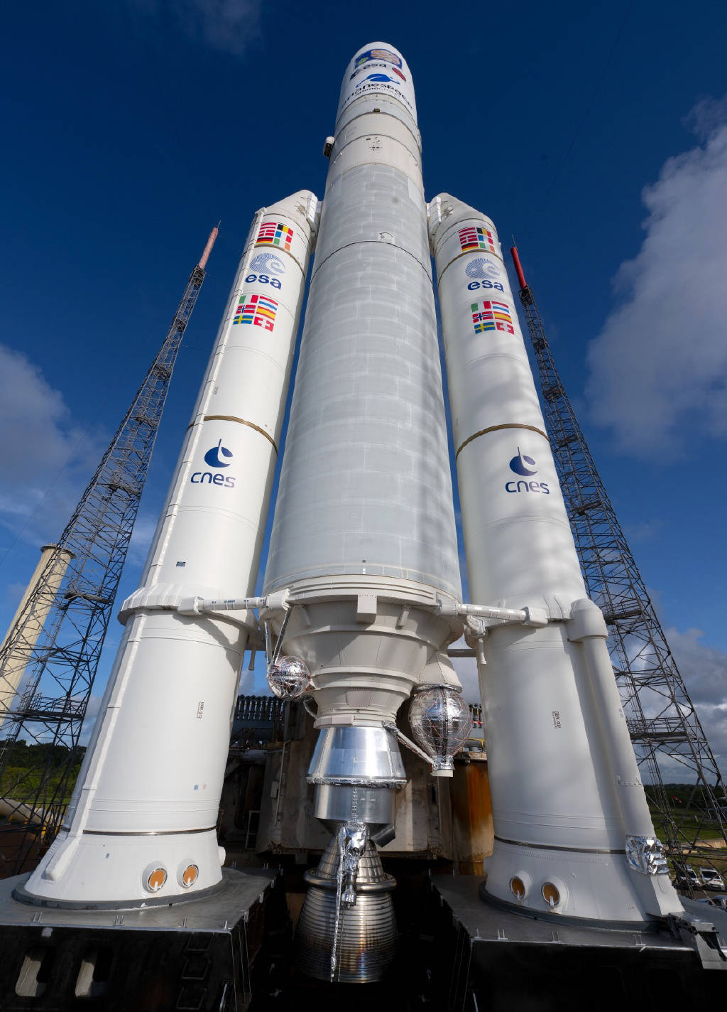 英国,搭载了木星冰月探测器,即将发射的阿丽亚娜5号运载火箭.