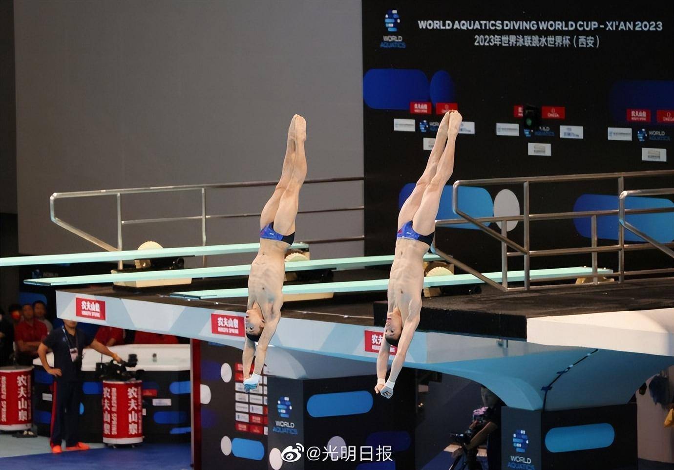 （体育）跳水——世界杯总决赛：杨昊男子10米台夺冠_新华社_任鹏飞_比赛