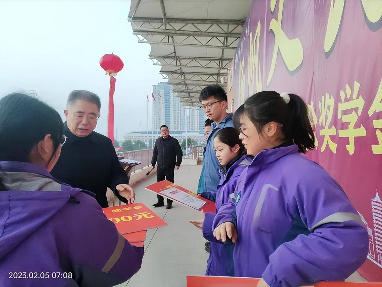 杨明生率领霍邱一中全体党员干部,主动担负起了临淮岗乡95户贫困户的