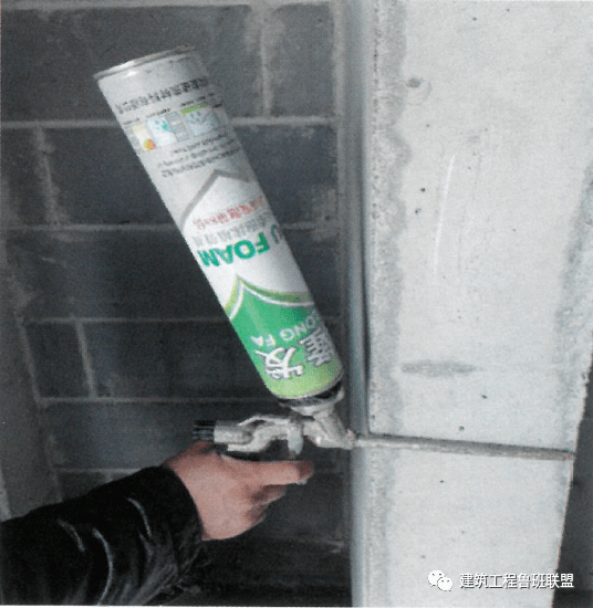 外墙对拉螺栓眼封堵新工艺,不渗不漏!_螺杆_发泡胶_防水