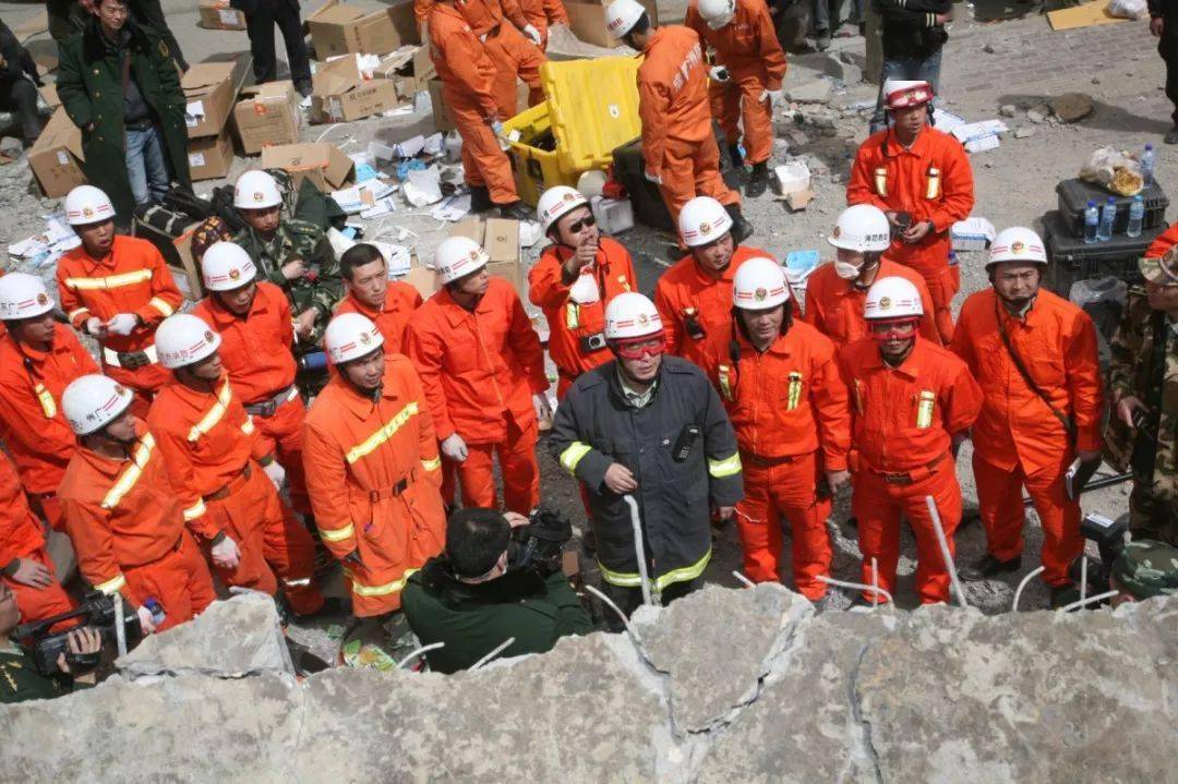 汶川地震集体火化图片