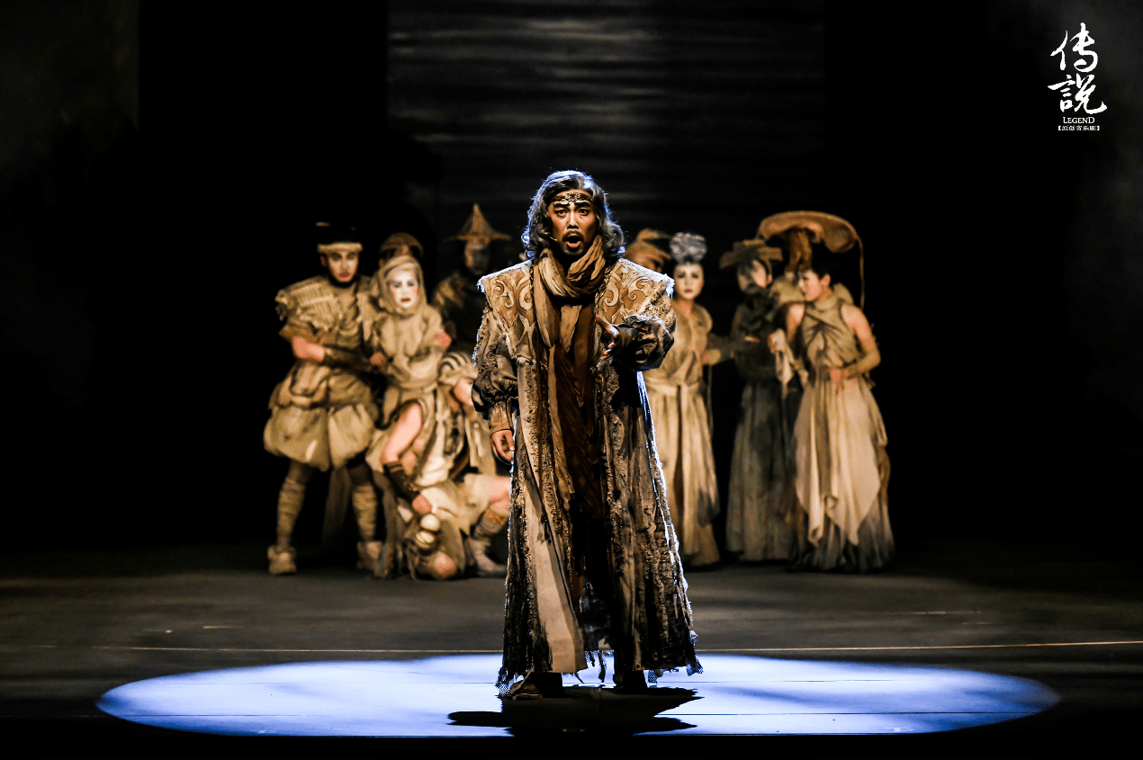 音乐剧《传说》剧照服装设计阳东霖从"绘画"中汲取灵感,凭借"毛笔"的