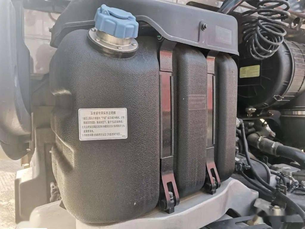 尿素罐设计在驾驶室后方轻量化铝合金刹车储气筒安装在车架内侧,空间