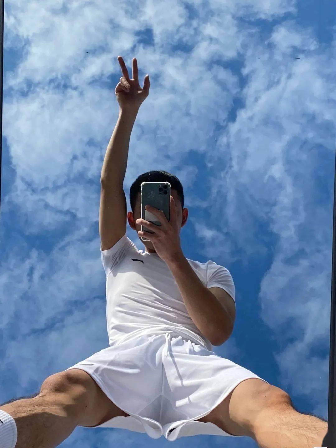 体育生小哥自拍照差点走光啦!