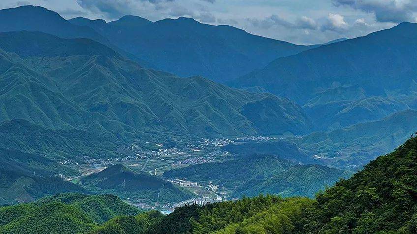 章里古道位于安吉县章村镇章里村,起于章里丁步桥,沿牛王庙至章里村委