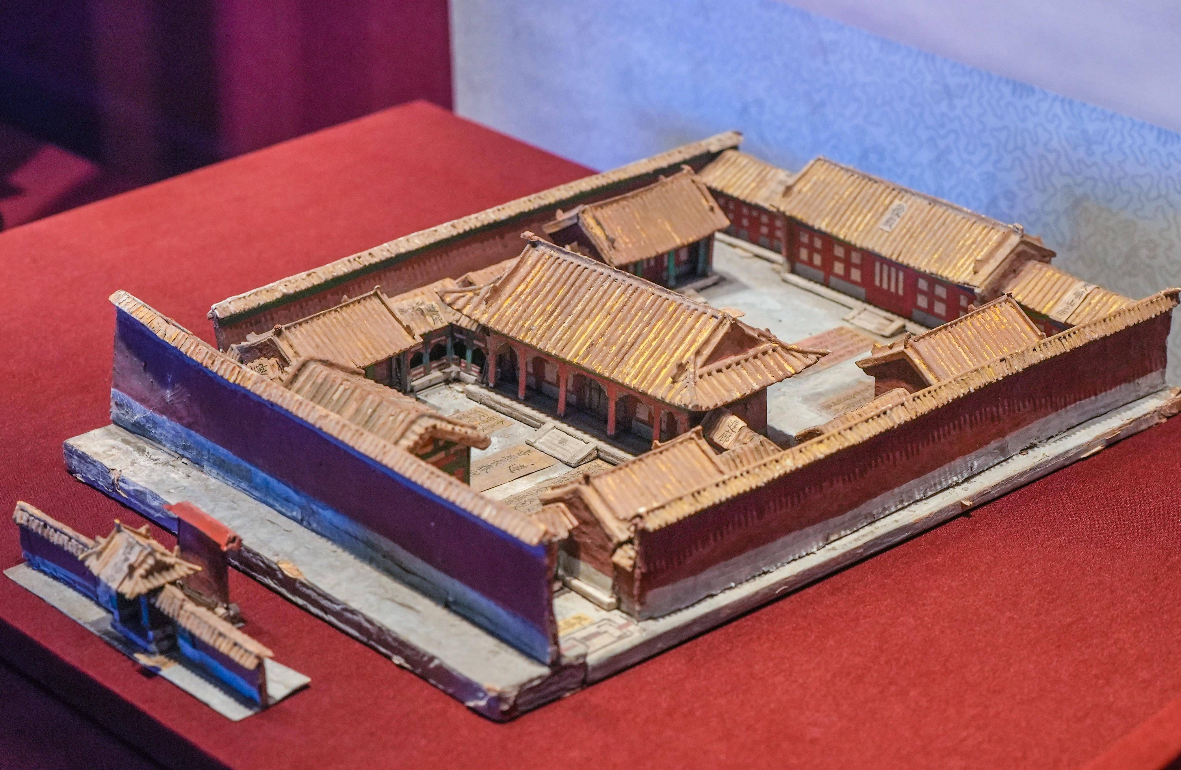 配合展出的还有一件样式雷延禧宫烫样,是根据一定比例做成的三维立体
