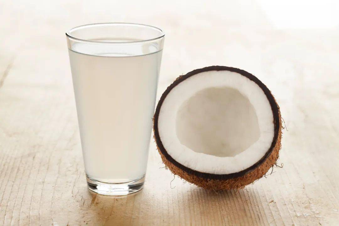 质量好的椰子水有淡淡的清甜味,如果闻到酸苦味,说明椰子水已经变质了