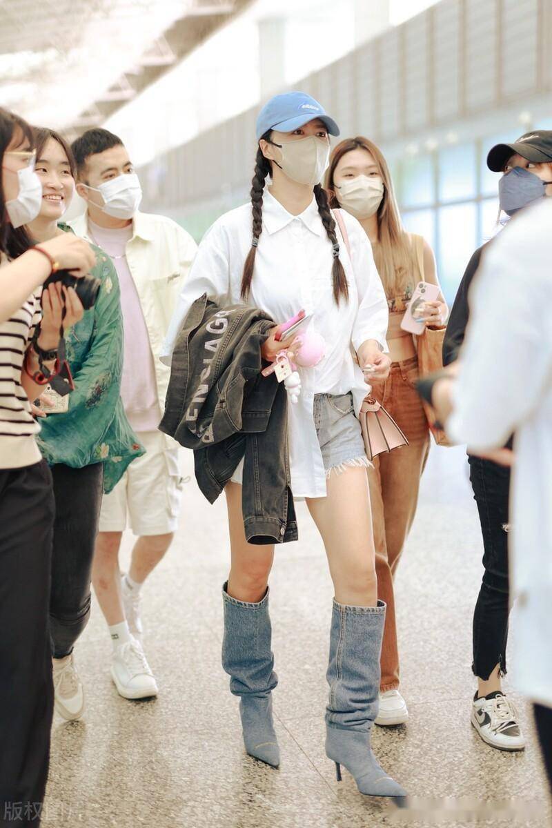 谭维维身着短裤长靴现身广州机场_人气