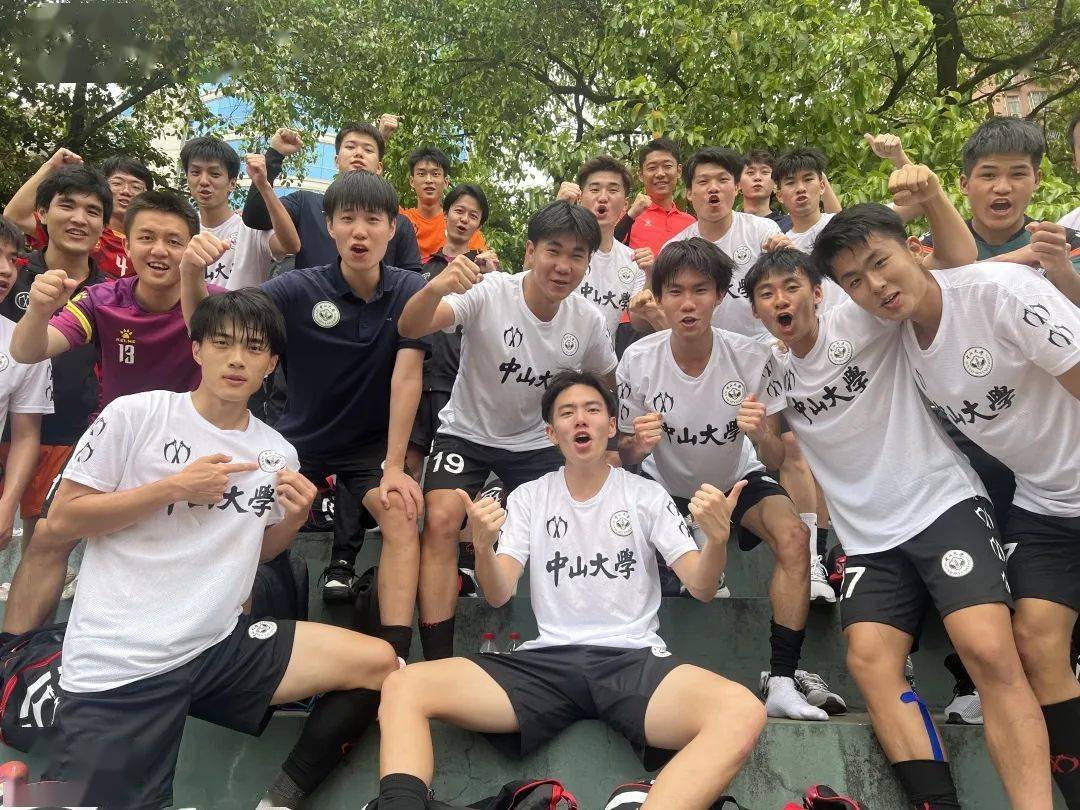 "在张晓宇教练看来足球队最大的优势在于"大家团结一致,执行力也很强"