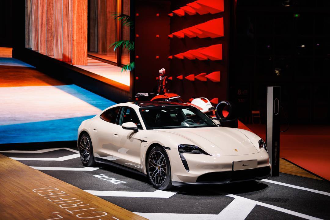 了一系列的双门跑车:911 dakar,911 targa 4和个性化定制保时捷718